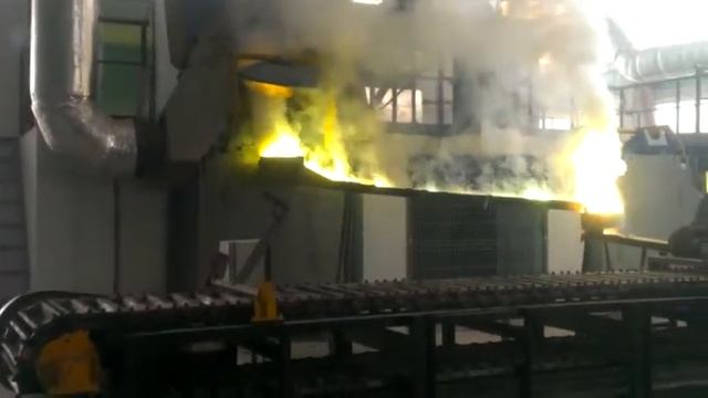Разливка цинка из индукционной плавильной тигельной печи в разливочный конвейер смотреть онлайн