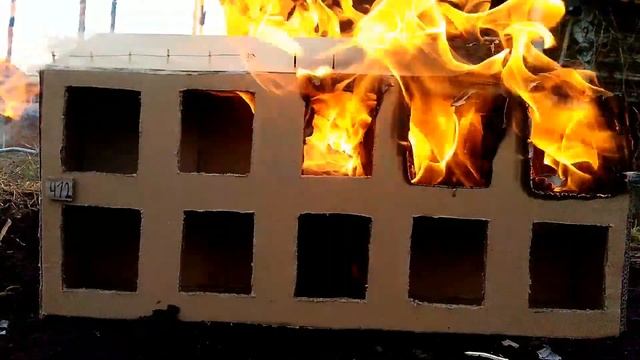 Горит двухэтажный дом из картона! смотреть онлайн