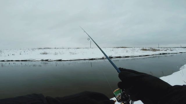 На эту приманку клюёт НА КАЖДОМ ЗАБРОСЕ! Как поймать много рыбы? смотреть онлайн