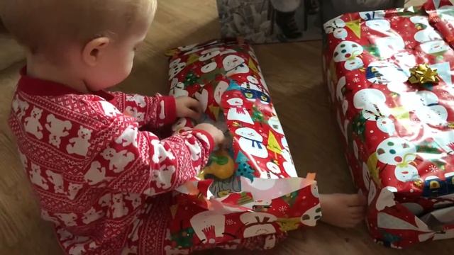 Первый Новый год малыша Марка, распаковываем подарки смотреть онлайн