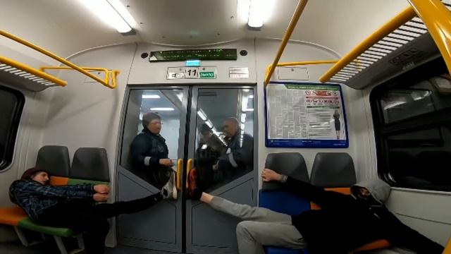 держат двери в электричке и не пускают контролеров в вагон(( смотреть онлайн