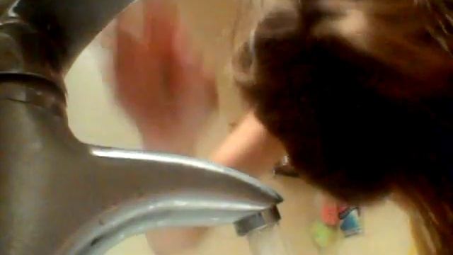 Облиться водой из крана смотреть онлайн