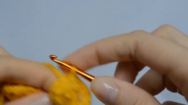 Попкорн из столбиков с накидом на свободном основании - Уроки вязания крючком для начинающих смотреть онлайн