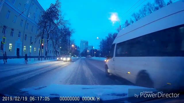 Уфа. Маршрутка проехала на красный...наглость за 25 рублей смотреть онлайн