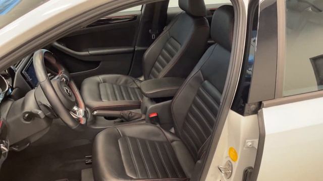 2017 Volkswagen Jetta Sedan 2.0 DSG GLI Autobahn - Navi - Leather - Sunroof - B10255 смотреть онлайн