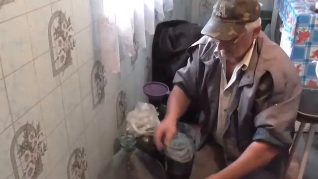 Как бродит сусло. Добавляем сахар смотреть онлайн