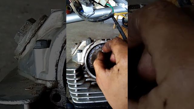 Como cambiar una cadena de distribución de una moto 250 смотреть онлайн