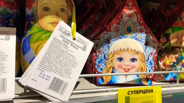 Подготовка к Новому году вот такая красавица новогодняя елочка и подарки В Перекресткеи подарки 2.1 смотреть онлайн