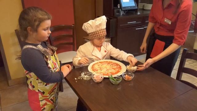 Василиса делает пиццу в иль патио.