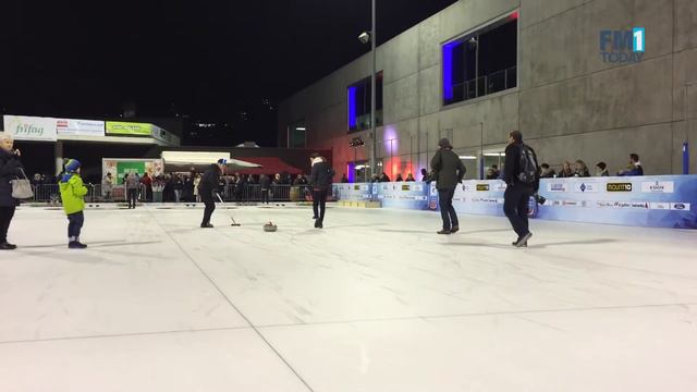 Promi-Curling: Barnetta spielt Stein zu weit смотреть онлайн
