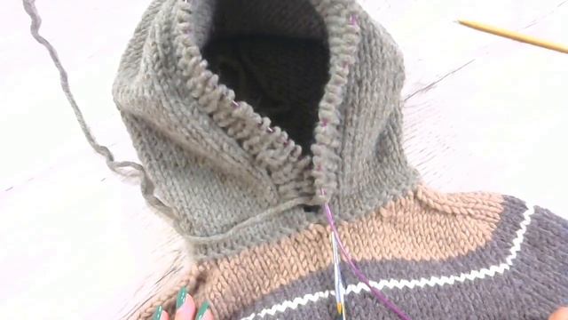 Худи регланом погон. Вяжем шнурок, прячем концы нитей, обвязываем карман | Урок 15 смотреть онлайн