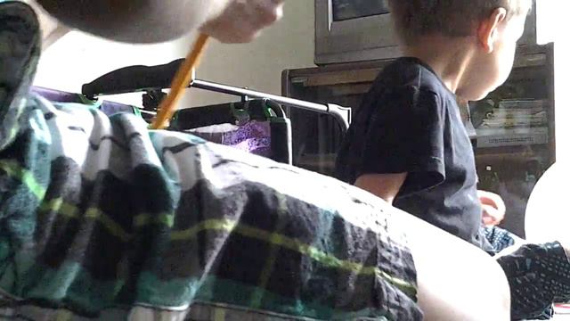 Funny kid busts balloon while kid is sitting on it смотреть онлайн