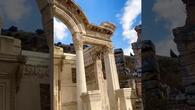 Храм Адриана, Эфес, Турция.