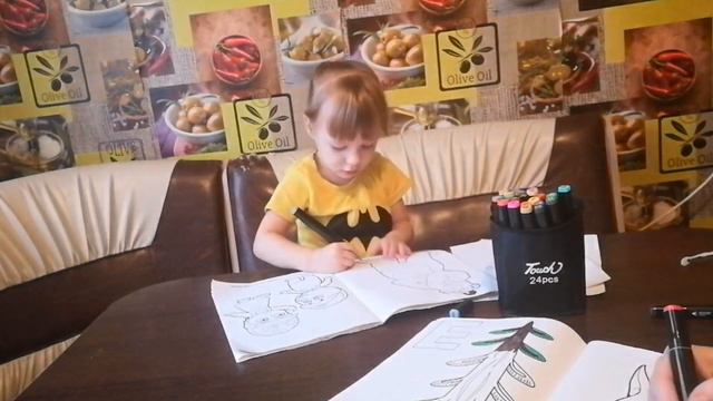 Пришли фломастеры. Богдаша рада, а вот Данил... смотри на реакцию. смотреть онлайн