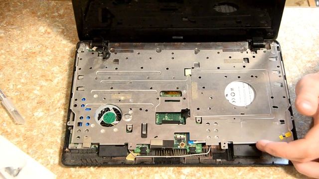Разборка и чистка нетбука ASUS Eee PC 1215B / Disassembly and cleaning the netbook ASUS Eee PC 1215 смотреть онлайн