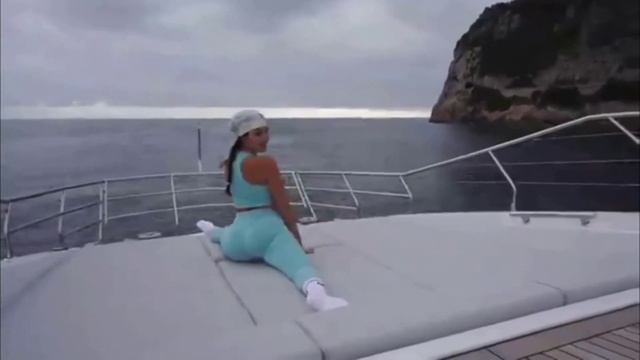 Cristiano Ronaldo's Fiancée Georgina Rodriguez Stretching in YACHT смотреть онлайн