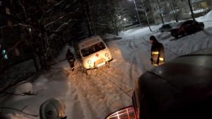 ЗИЛ - 131 вытаскивает лебедкой из сугроба скорую помощь.