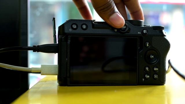 Nikon Z30 : Nikon Z30 USB Type-C Fast Charging