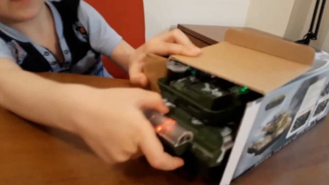 Танк на батарейках Распаковка и обзор игрушек смотреть онлайн