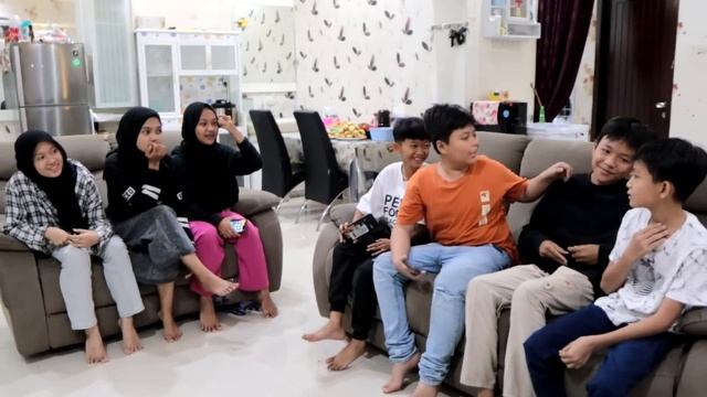 SATU RUMAH KAGET! RIO BAWA ADEKNYA KE KANTOR RS ENTERTAINMENT