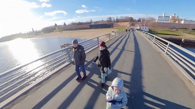 Новгородский кремль, мост где все гуляют смотреть онлайн