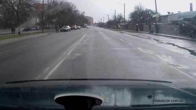 Таксист учит переходить улицу... смотреть онлайн