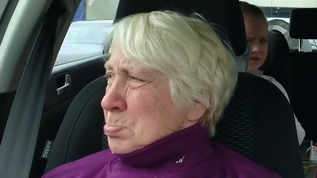 Пенсионерка Тамара сидит в машине и корчит морды - съемка скрытой камерой