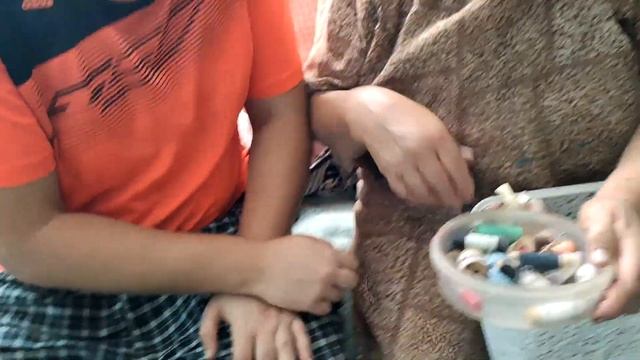 Брат вытаскивает занозу (щипу) из ладони смотреть онлайн