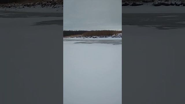 Первый лёд. река Ягорба. В Районе Тоншалово. лёд 3-4 см. смотреть онлайн