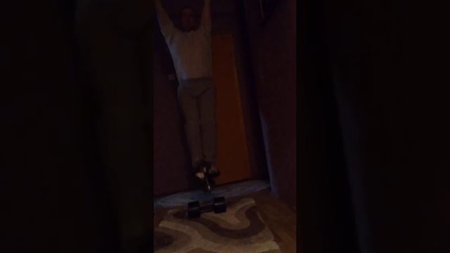 Одна из лучших тренировок на пресс. Подъём 10 кг. гантели 5 раз ногами вися на турнике. смотреть онлайн