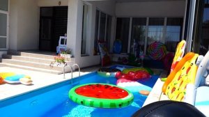 БАССЕЙН ЭТО ЛАВА! Остаться в живых поможет Колесо Фортуны и надувашки!