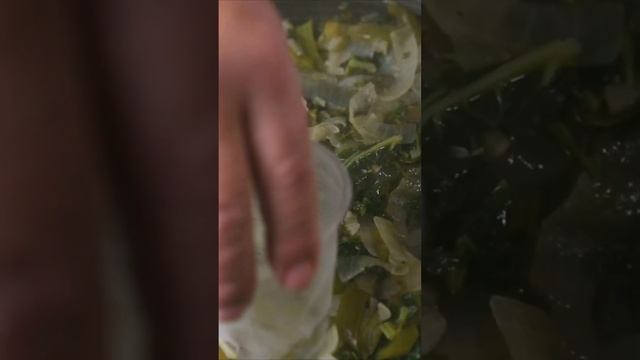 Уникальная ЗЕЛЕНАЯ яичница - шакшука с капустой КАЛЕ * такую вы даже не пробовали, а зря. #shorts смотреть онлайн