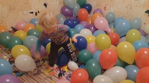 Дети играют в воздушных шариках, дети лопают много воздушных шаров 1000 balloones