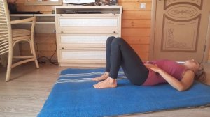 Поднятие таза и опускание позвоночника лежа на спине