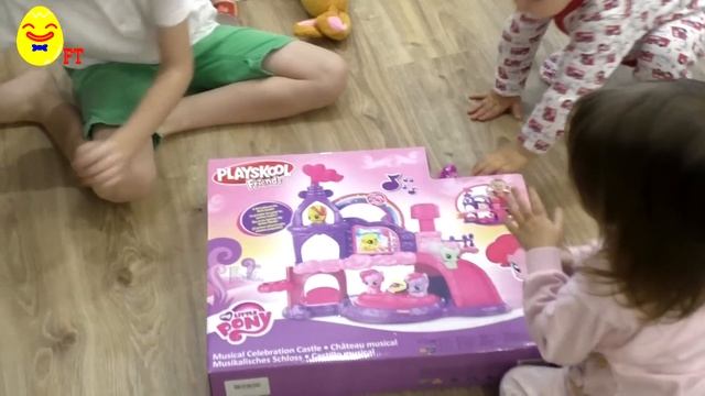 Christmas Santa gift. Открываем новогодние подарки. Девочка открывает сюрприз смотреть онлайн