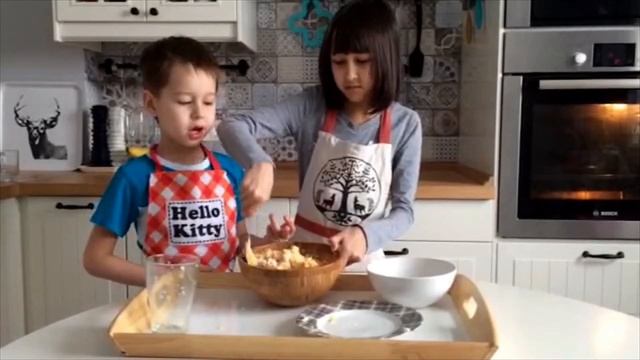 Куриные маффины с сыром. Дети готовят еду сами. Cooking kids. смотреть онлайн