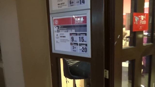 Катя играет в детском городке профессий Кидзания смотреть онлайн