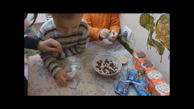 открываем Nesquik duo и Kinder joy и достаем игрушки смотреть онлайн