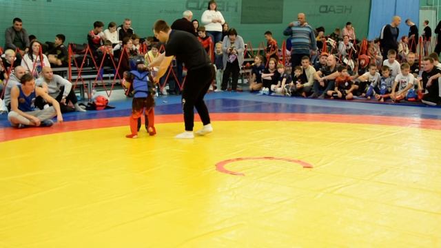 2 бой 2 раунд УБС 6-7 лет 20 кг ударно боевой стиль, кикбоксинг, открытый чемпионат г. Краснодара. смотреть онлайн