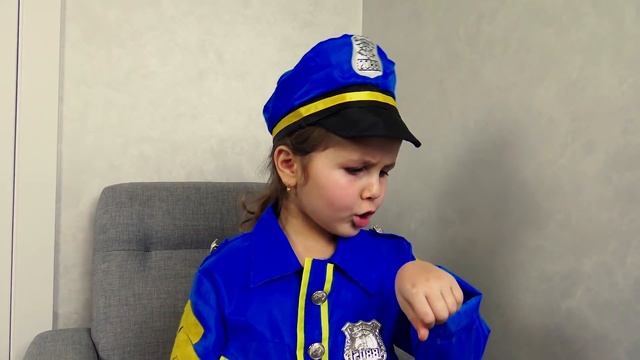 Милана и папа играют в полицейского и нарушителя порядка смотреть онлайн