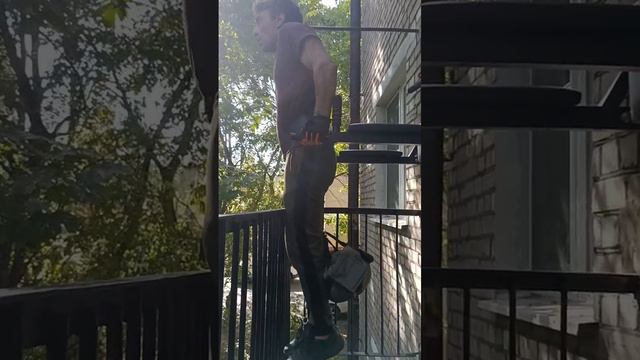 брусья с дополнительным весом 18кг в 45+ лет.mp4