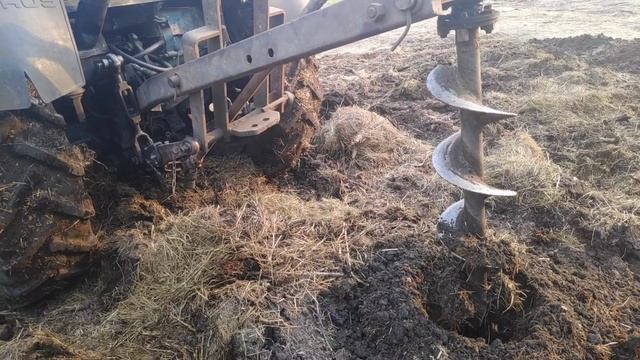 Бур для МТЗ. Процесс бурения ямок под столбы смотреть онлайн