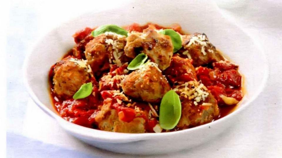 Сочные тефтели в томатном соусе. Блюдо сезона смотреть онлайн