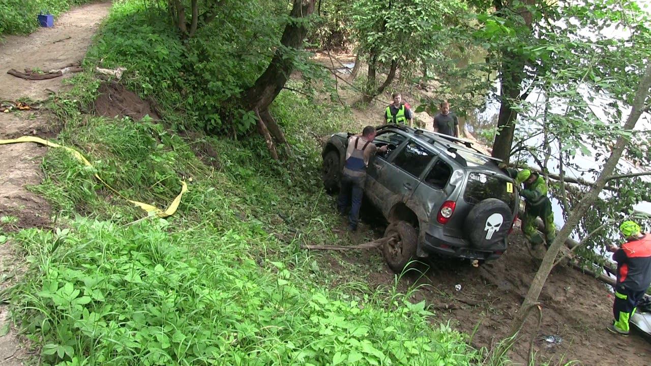 Внедорожная эвакуаця. Вытаскиваем опрокинувшуюся Ниву из оврага.Грузовой эвакуатор. СпецБуксир. смотреть онлайн