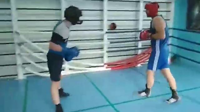 КМС, 40 лет, против 26-ти летнего боксера. смотреть онлайн