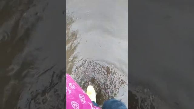 Как хорошо шлёпать в резиновых сапогах по луже. смотреть онлайн