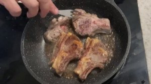 Баранья корейка на сковороде.