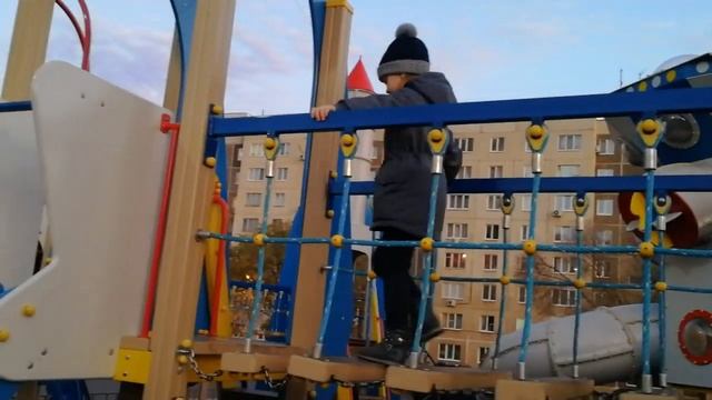 Мисс Мира гуляет на классной детской площадке "Космос" от Ksil.com смотреть онлайн