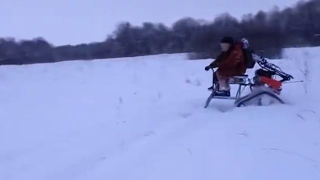 Мотоблок рысь в глубоком снегу на гусенницах с передним лыжным модулем смотреть онлайн