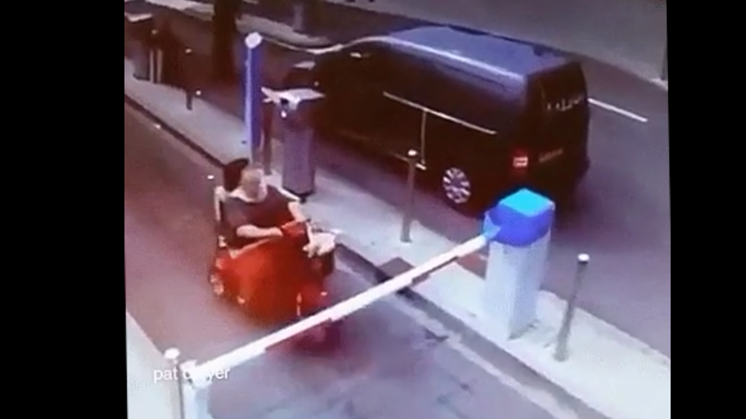 Женщина и шлагбаум смотреть онлайн